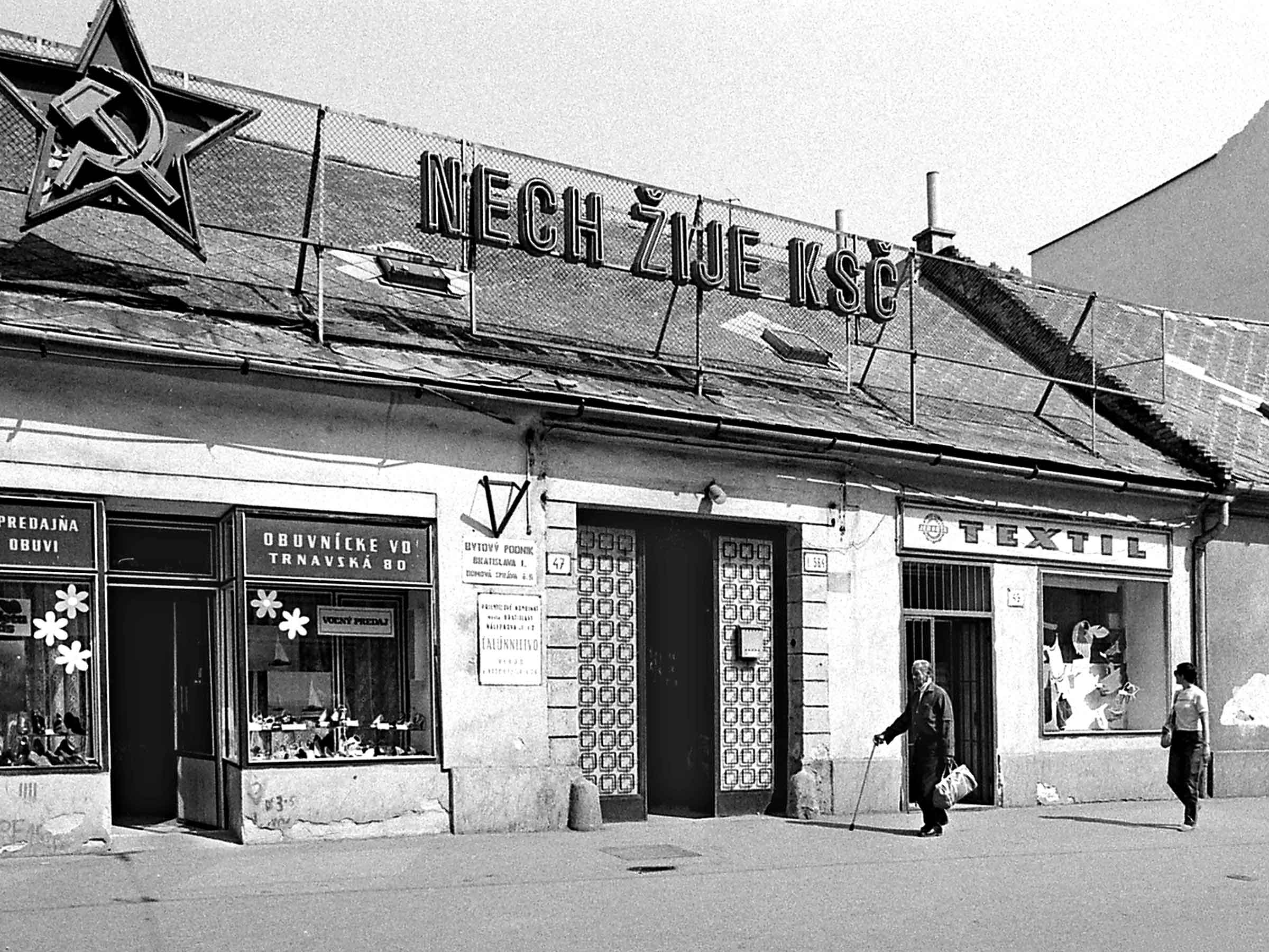 Počas bývalého režimu sa žiadna verejná udalosť, školská nástenka ani výklad sa nezaobišli bez hesiel o budovaní socializmu. Foto © Juraj Bartoš.